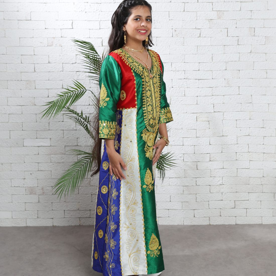 ثوب خليجي مطرز ملون